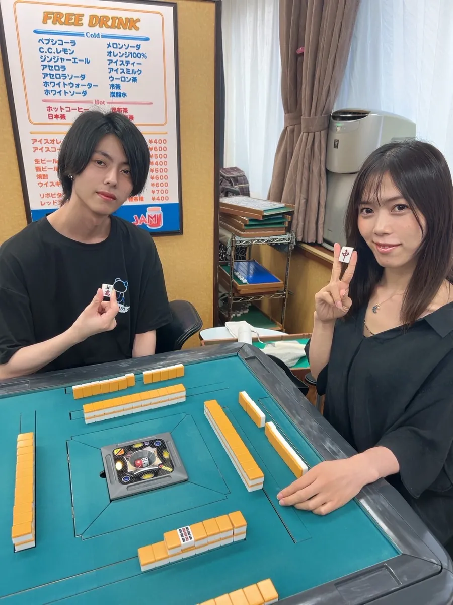 卓でご案内するスタッフ